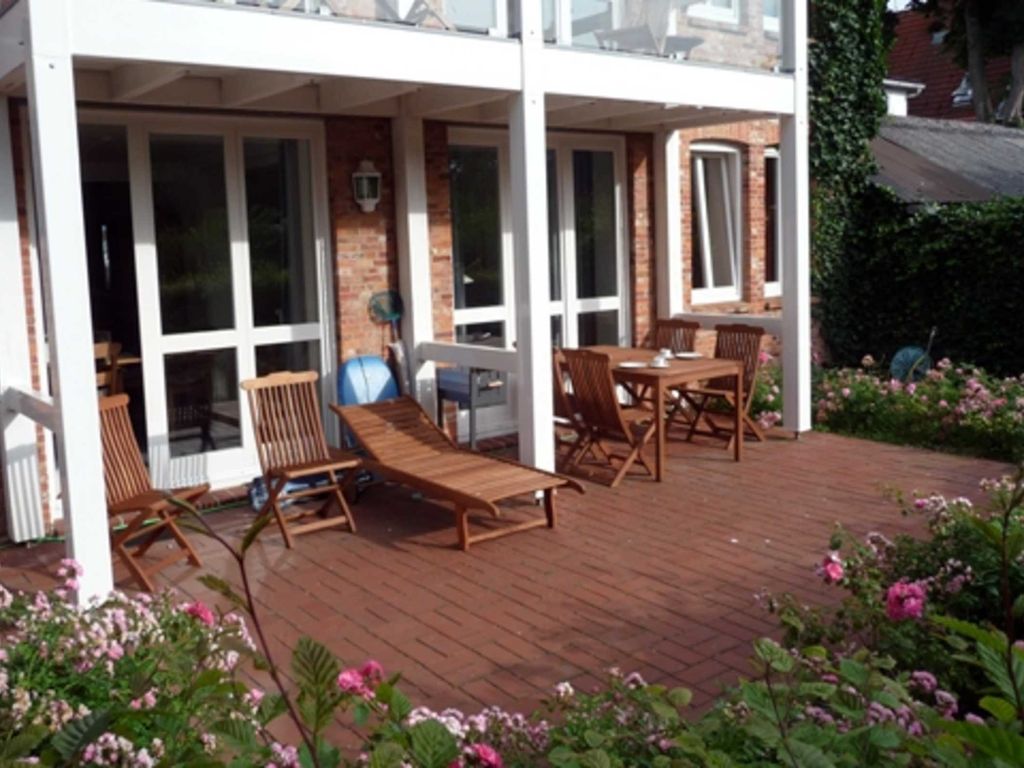 Von der großen Terrasse aus hat man einen herrlichen Blick in den Garten. Gartenmöbel und Sonnenliege vorhanden.