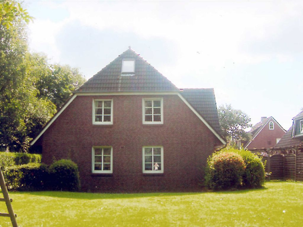 Blick über die Liege- und Spielwiese zur Rückseite des Hauses .