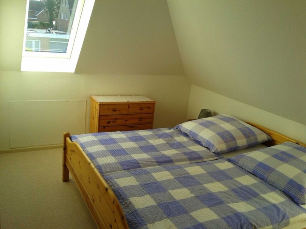Das Schlafzimmer mit 200 cm Doppelbett von der einen...
