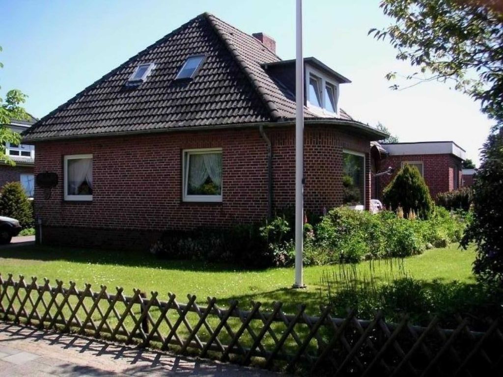 Die Wohnung befindet sich im Obergeschoss des Hauses. Im Garten steht Ihnen eine Sitzecke zur Verfügung. Bettwäsche und Endreinigung sind im Preis Enthalten. Es werden keine Handtücher gestellt. Haustiere sind nicht erlaubt.