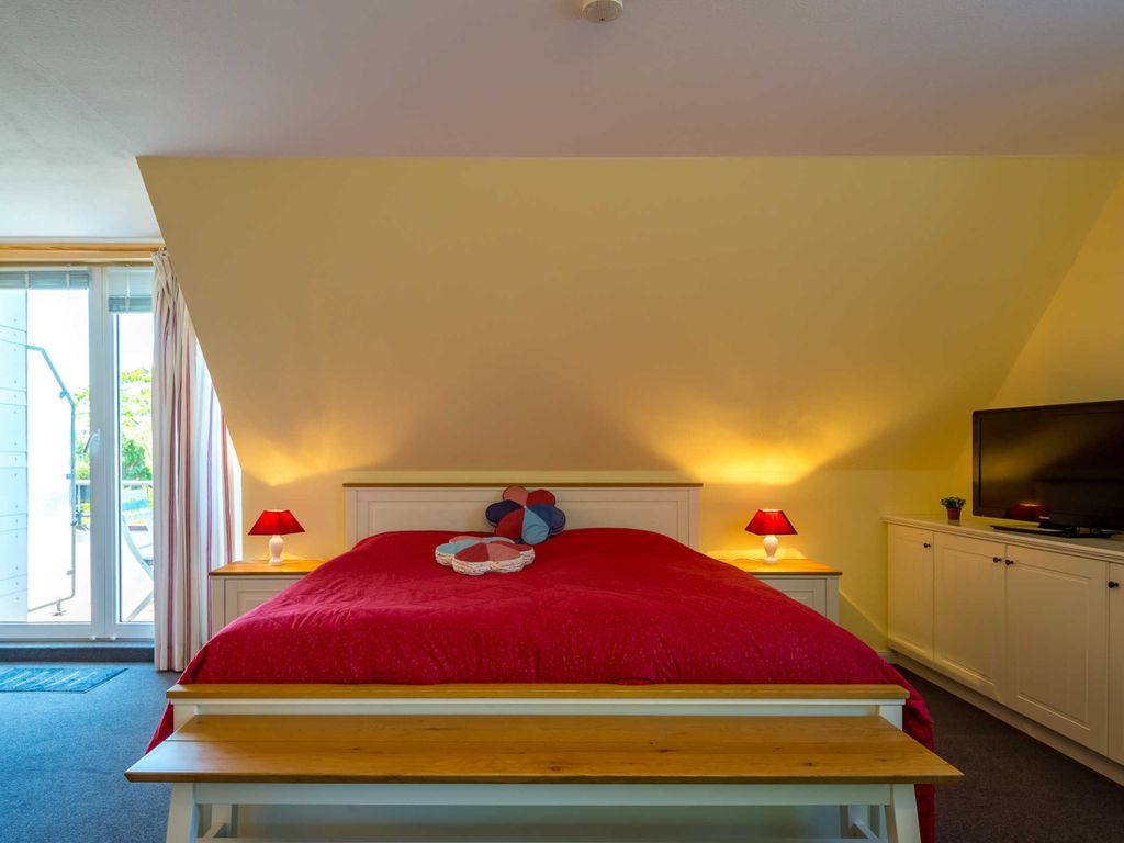 Neuwertiges Doppelbett mit verstellbarem Bettgestell.