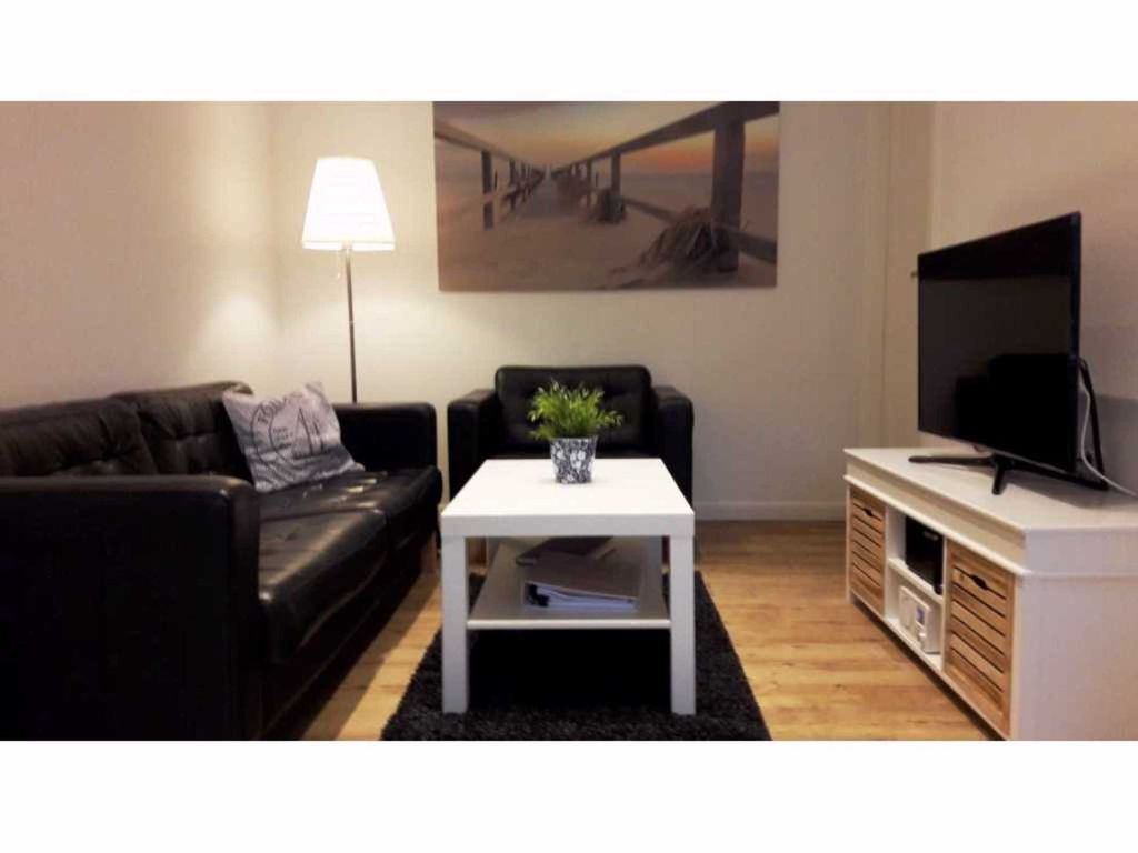 Der Wohnbereich mit Smart-TV, Musikanlage und Internetradio.