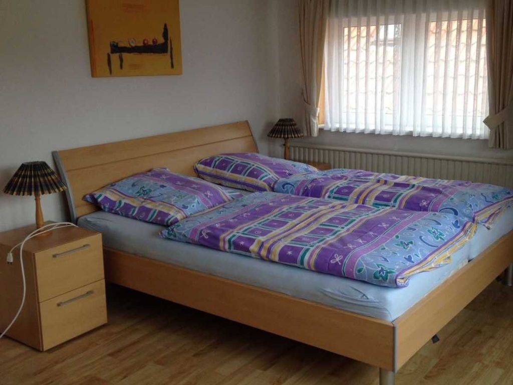 Sehr helles Doppelzimmer mit Babybett im Obergeschoss
