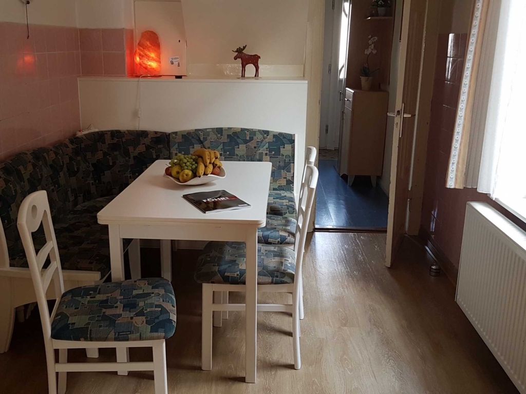 Gemütliche Essecke mit ausziehbarem Tisch (weitere Stühle vorhanden!)
