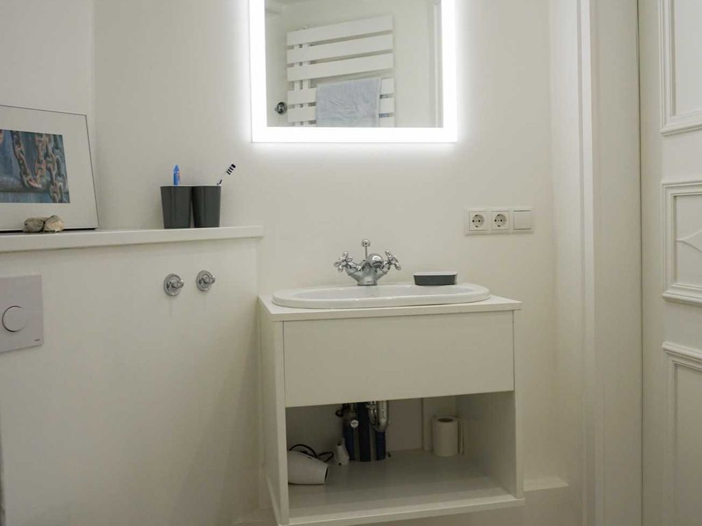 Helles Badezimmer - großzügige Regendusche anbei