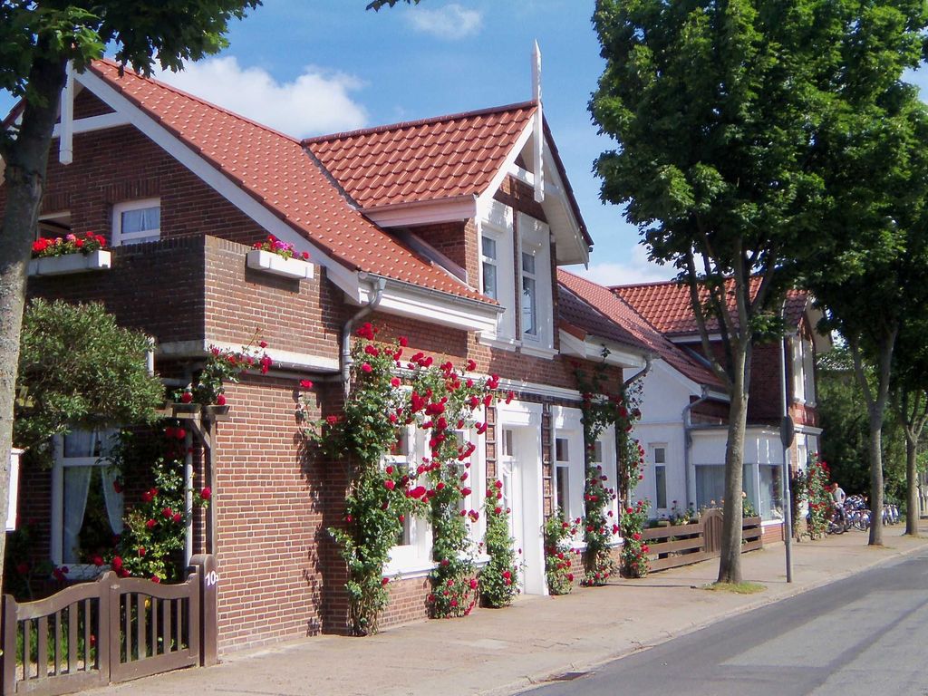 Gästehaus Rosenhof  in der Badestrasse 10   im ( Herzen ) Zentrum von Wyk. Unsere Grundstücke sind eingezäunt und werden nur von uns und unseren Gästen betreten. Besuch ist nicht gestattet.