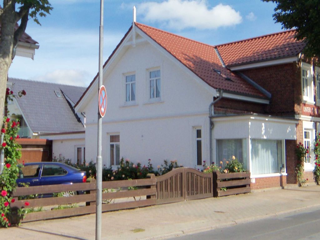 Parkplatz  Gästehaus  Rosenhof, im Zentrum von Wyk.