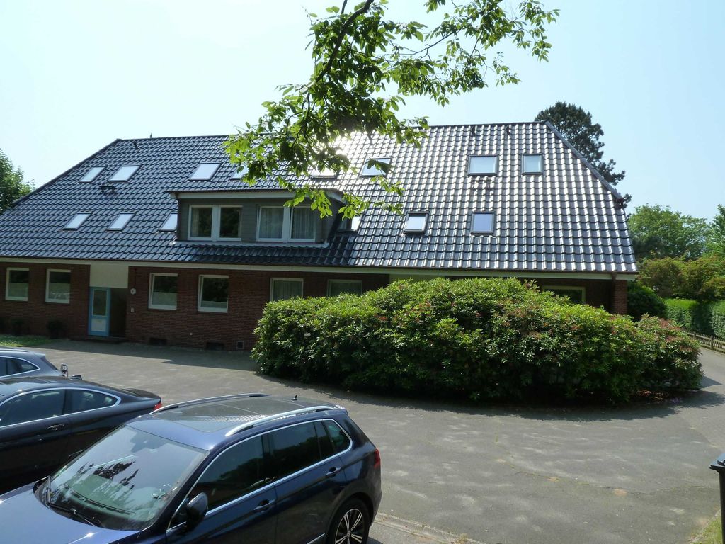 Hausansicht Rückseite mit den Stellplätzen des Hauses. Zu der Wohnung gehört Stellplatz Nr.6.