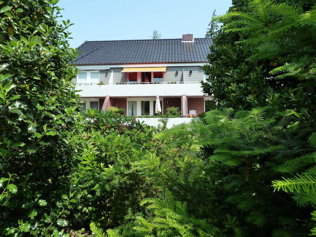 Hausansicht Vorderseite. Die angebotene Wohnung ist im 1.Stock die 2te von links mit der orangenen Markise.