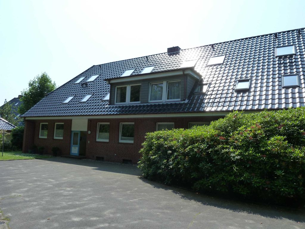 Hausansicht Rückseite. Die beiden großen Erkerfenster auf der rechten Seite gehören zum Schlafzimmer der Wohnung.