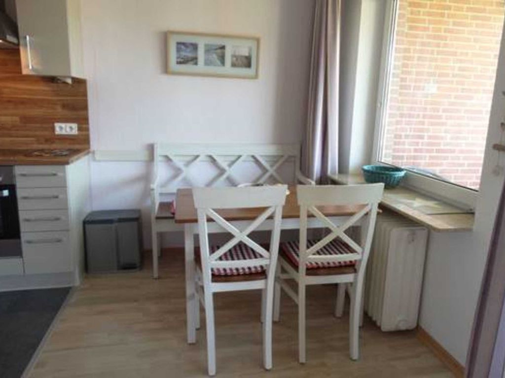 Offener Zugang zur komfortablen Küche.
Gemütliche Essecke mit Blick auf den Balkon und ins Grüne.
Die Küche ist zum Wohnbereich halb geöffnet, dadurch ist
insgesamt mehr Platz für Sie vorhanden.