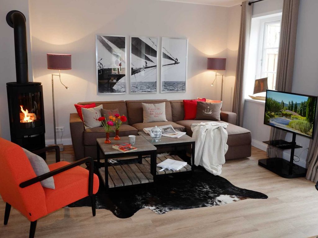 Wohnzimmer mit Kaminofen und 40Zoll TV
