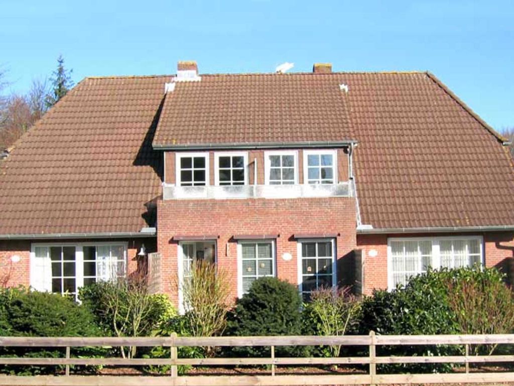 Unser Haus befindet sich in ruhiger Lage am Südstrand von Wyk auf einem 1.300 qm großen Grundstück direkt am Stadtwald.