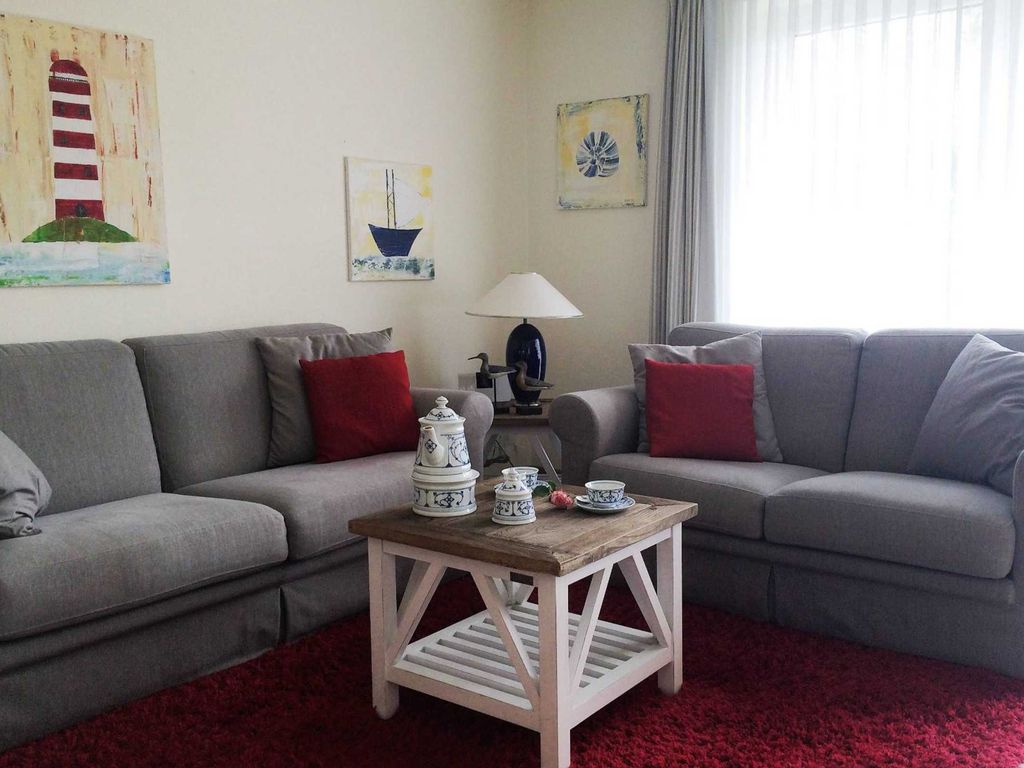 Unsere Wohnung ist modern eingerichtet. Neben dem neuen,  gemütlichen Wohnzimmer stehen 2 Schlafräume (1 x Doppelbett, 1 x zwei Einzelbetten) sowie ein Duschbad/WC zur Verfügung.