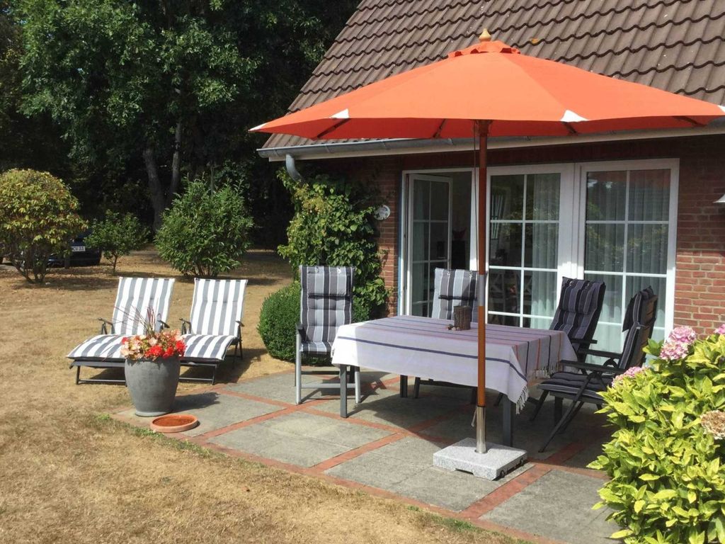Vom Wohnzimmer gelangen Sie direkt auf die komplett möblierte Südterrasse und in den Garten.