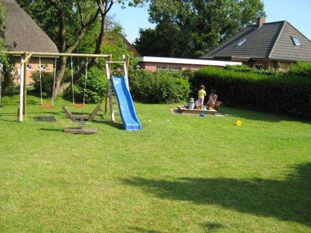 Im Garten befindet sich ein großes Spielgelände für Kinder mit Schaukel, Rutsche, Sandkiste etc.