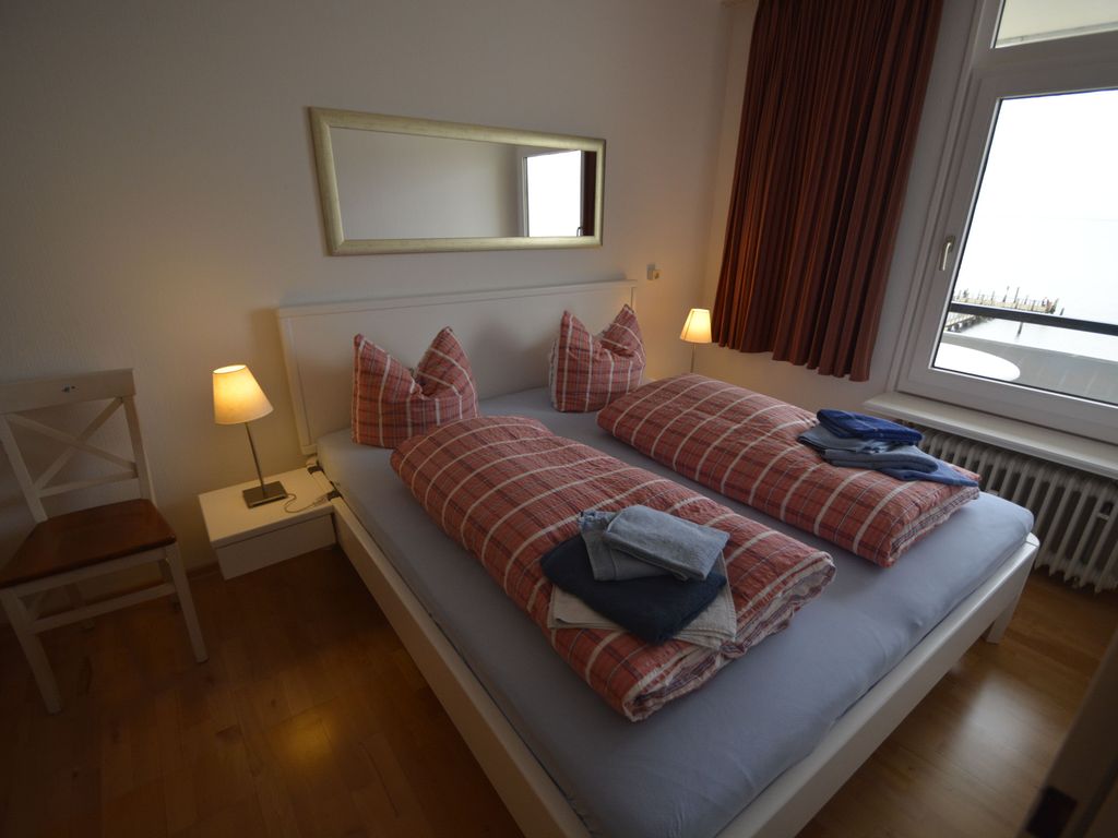 Doppelbett mit Blick aufs Wasser