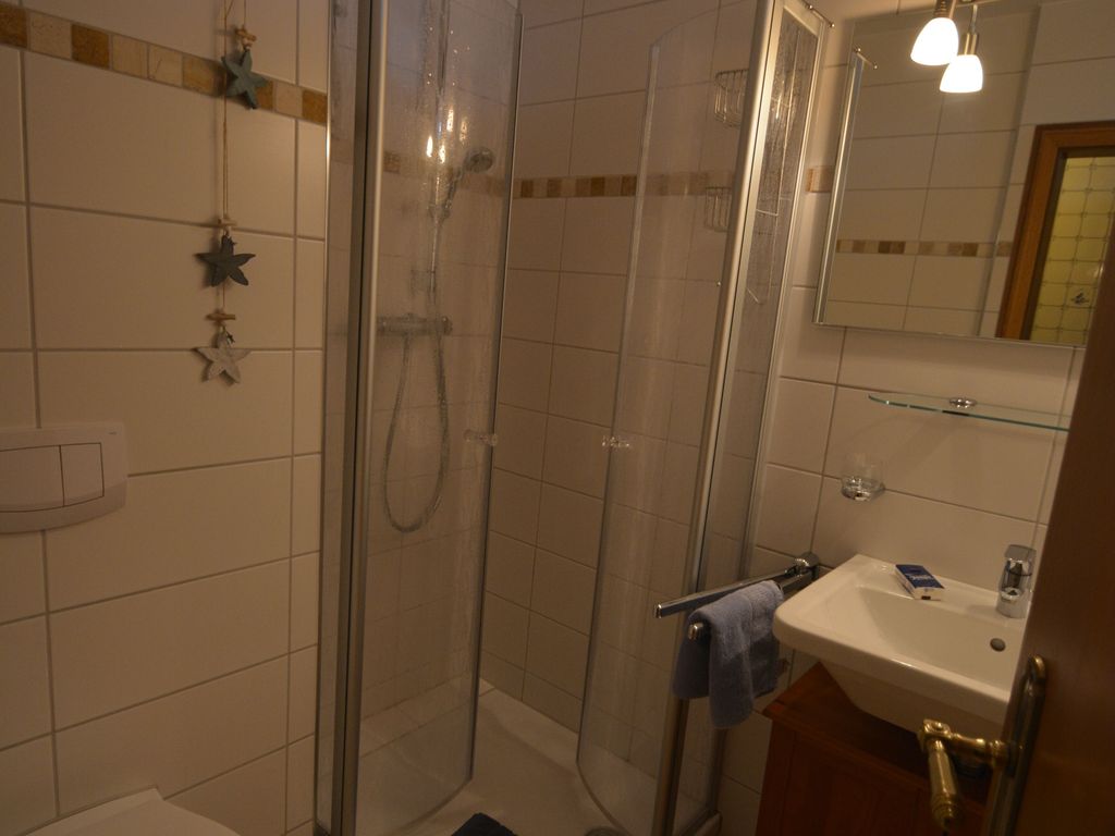Badezimmer mit Dusche