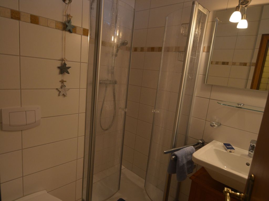 Badezimmer mit Dusche