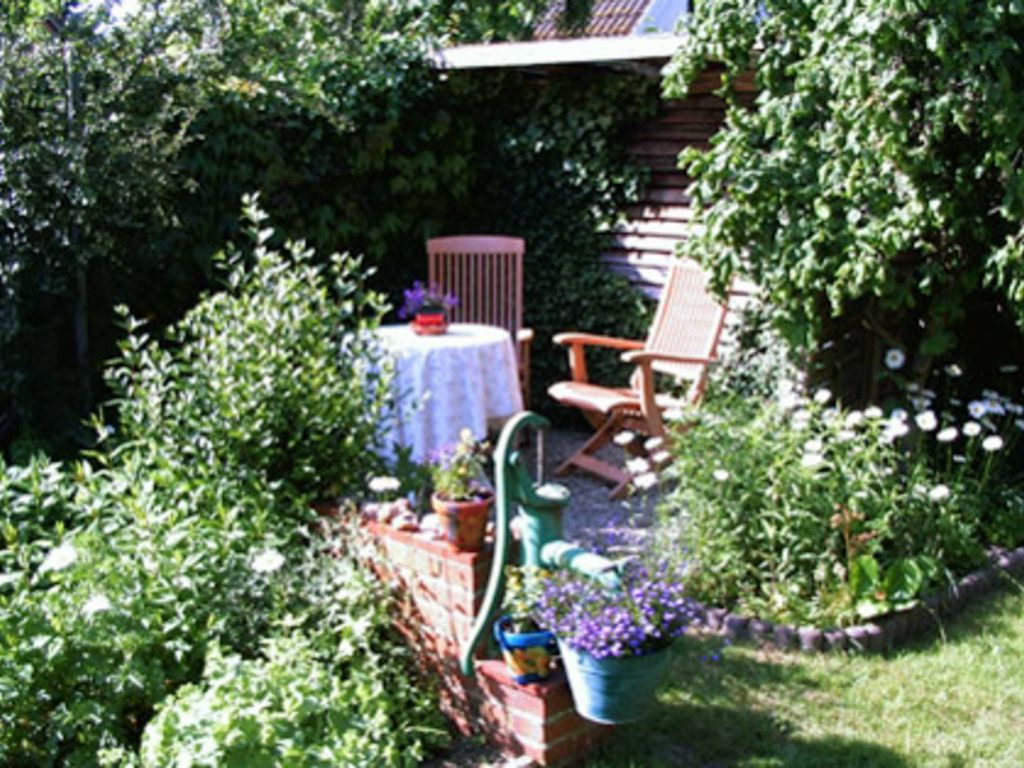 Garten mit schöner Terrasse und Sitzecke