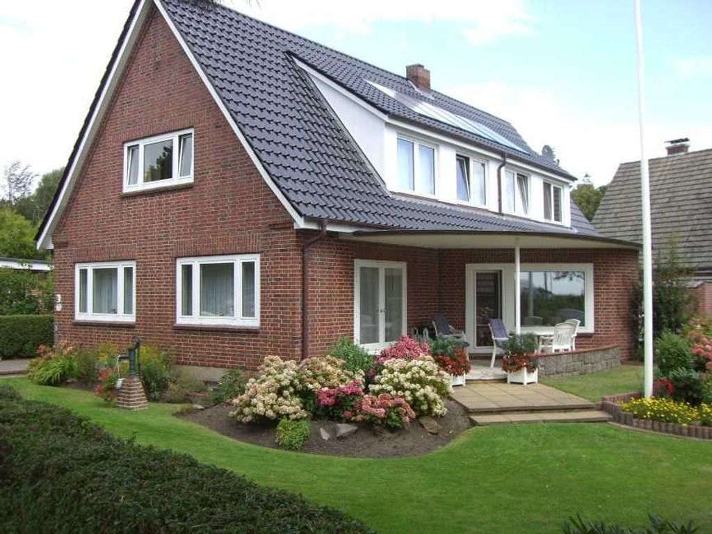 Südansicht des Hauses mit Terrasse und gepflegtem Garten.