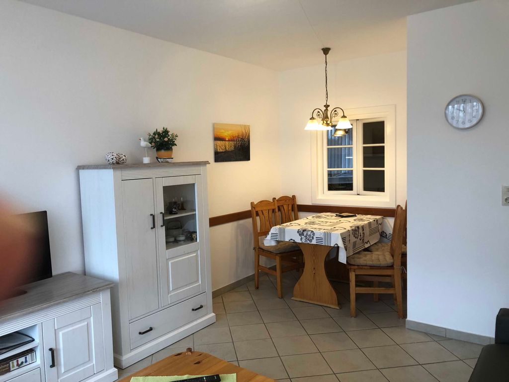 Essecke im Wohnzimmer  mit Durchreiche (Fenster) zur Küche