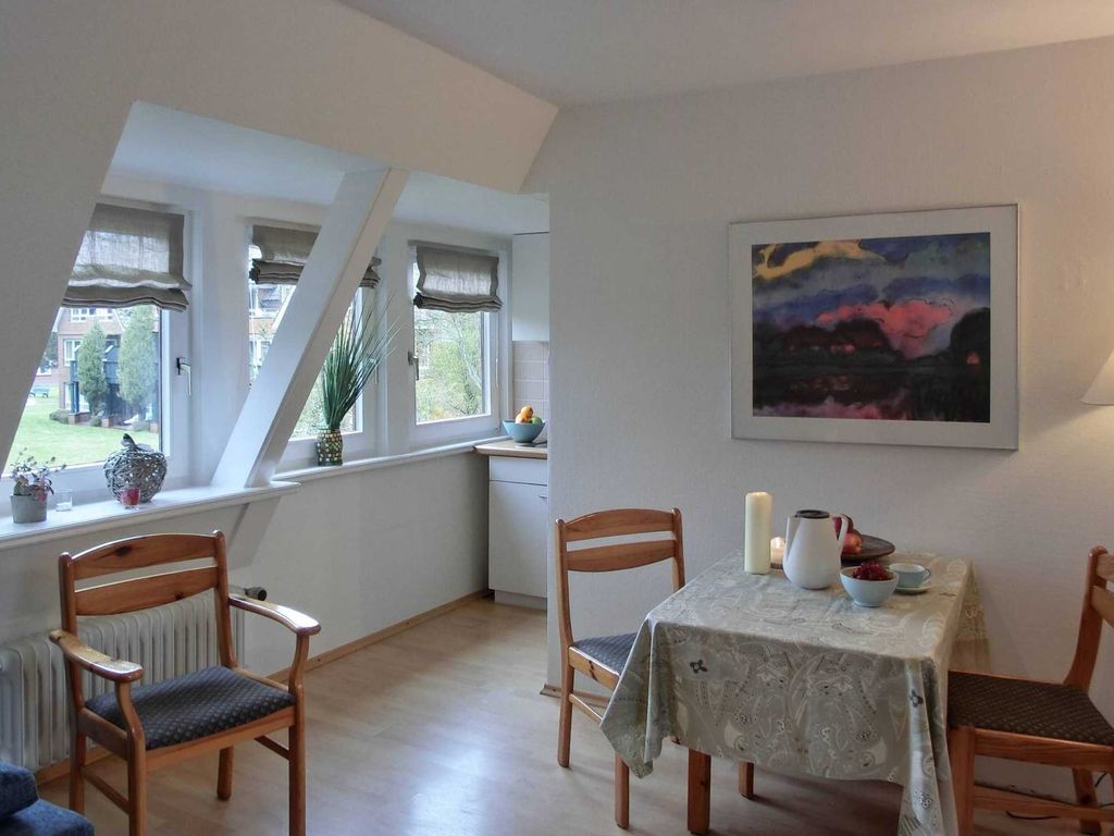 Die Wohnung 6 ist für 2 Personen und liegt im Obergeschoss.

Das Wohnzimmer ist hell und freundlich, durch die Gaubenfenster hat man einen schönen Blick auf das nahe Wäldchen.