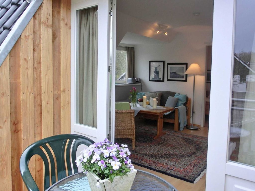 Das Wohnzimmer vom Balkon aus betrachtet.