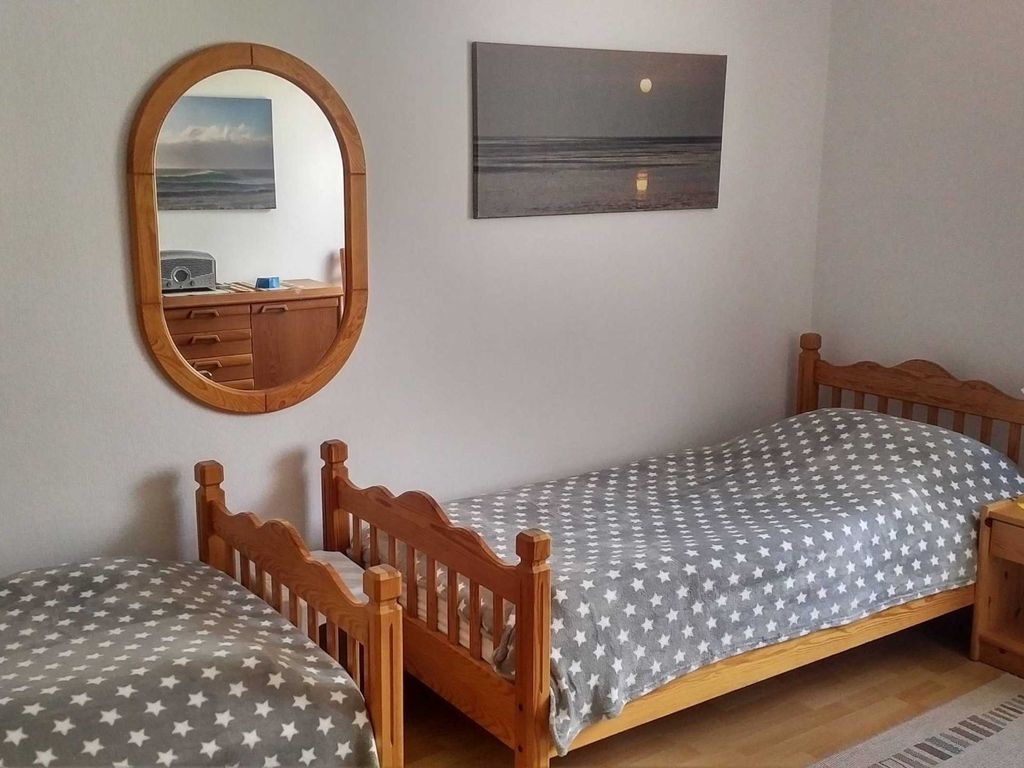 Das Schlafzimmer 14 qm, mit 2 Einzelbetten, Kleiderschrank,