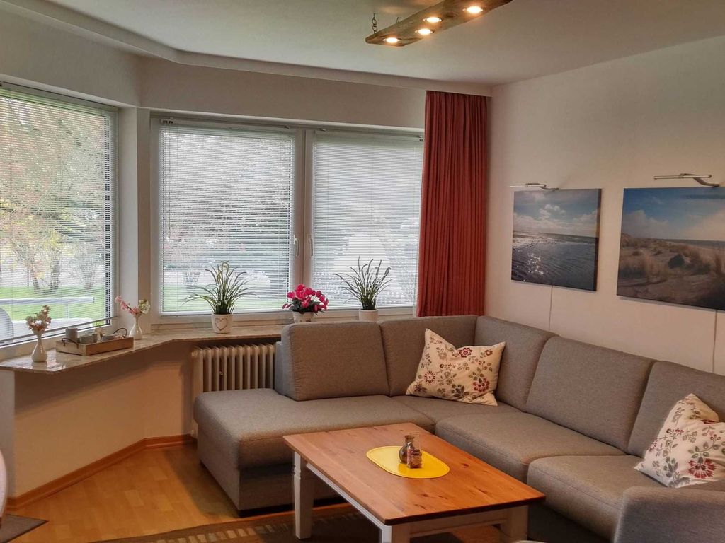 Wohn-Schlafraum 21 qm, Doppelbett in der Appartementwand - links Zugang zur Loggia
