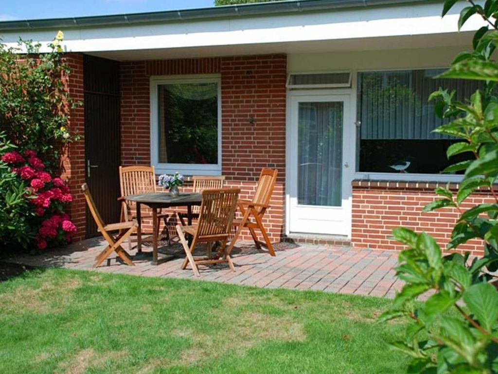 Die Terrasse mit Garten befindet sich in Südlage