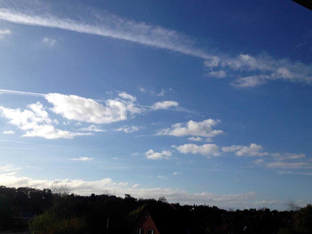 Ausblick von der Wohnung in den Himmel, bei Tag.