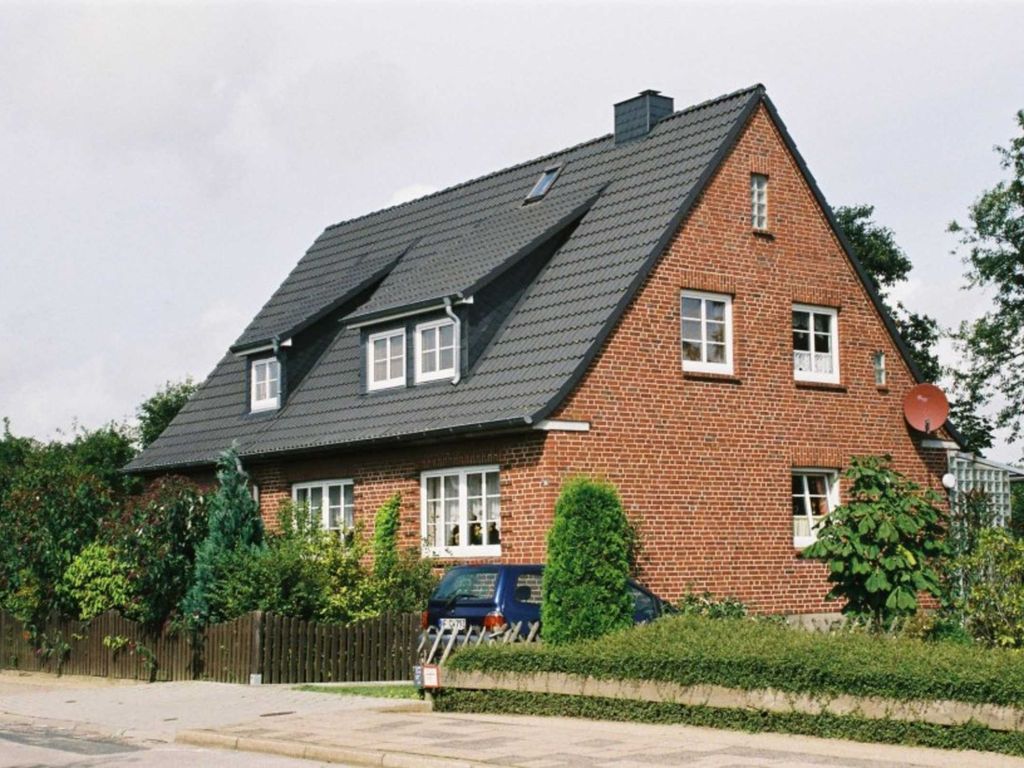 Der Garten mit Terrasse, Grill und Liegewiese lädt ein zum Verweilen ein.