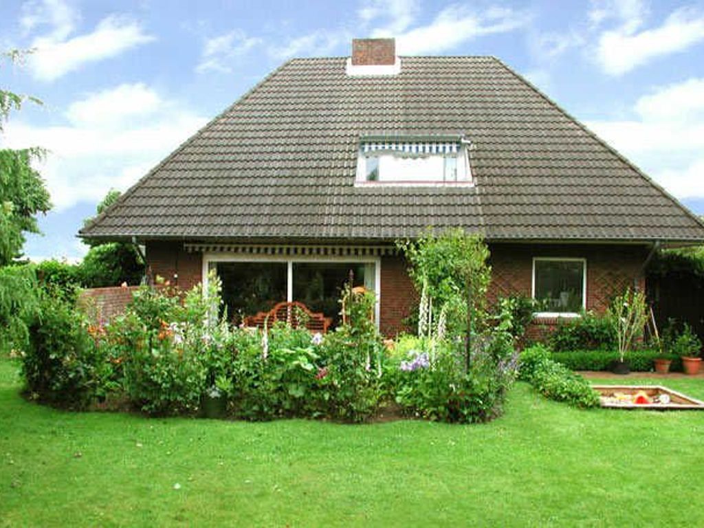 Das Haus ist umgeben von einem wunderschönen alten Garten mit üppiger Vegetation. Diese *** Sterne Wohnung liegt im ersten Stock. Trotzdem sind Sie innerhalb weniger Gehminuten im Zentrum von Wyk und am Strand. Die Wohnung wurde von uns mit besonders viel Liebe zum Detail eingerichtet.