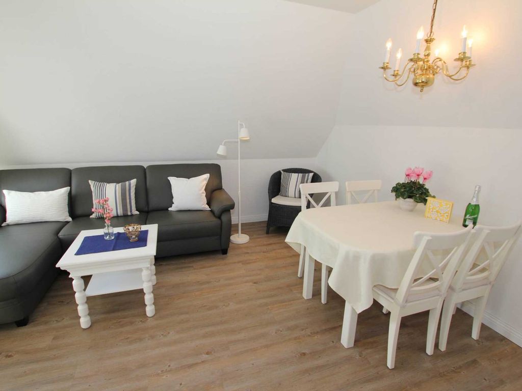 Die Wohnung ist modern und lichtdurchflutet, strahlt aber gleichzeitig eine große Behaglichkeit aus. Die Wohnung ist Allergiker gerecht, tierfrei und außerdem eine Nichtrauerwohnung.