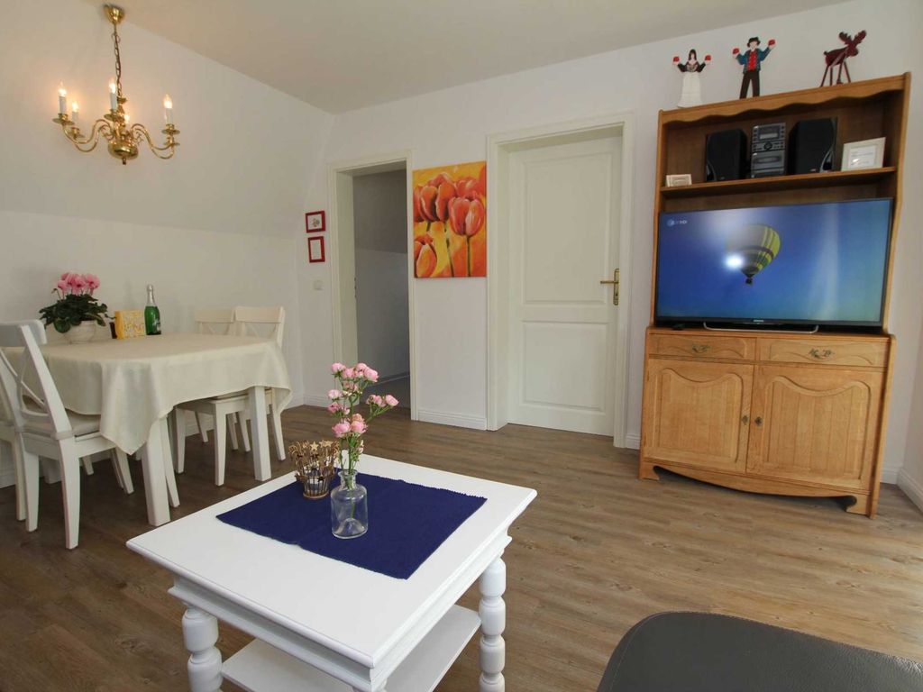 Im Wohnzimmer Hi Fi- Anlage ein neuer Satelliten TV Flachbildschirm 42 zoll, DVD/Blue Ray Player und WLAN-Internetzugang.