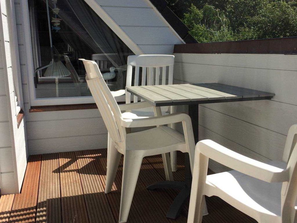 Der Südbalkon mit Markise und Sitzecke lädt zum sonnigen Frühstück ein.