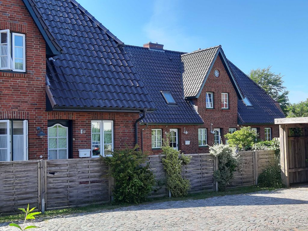 Unser Ferienhaus (rechts, mitte), liegt zurückgesetzt vom Inselstraßenverkehr der Waldstraße