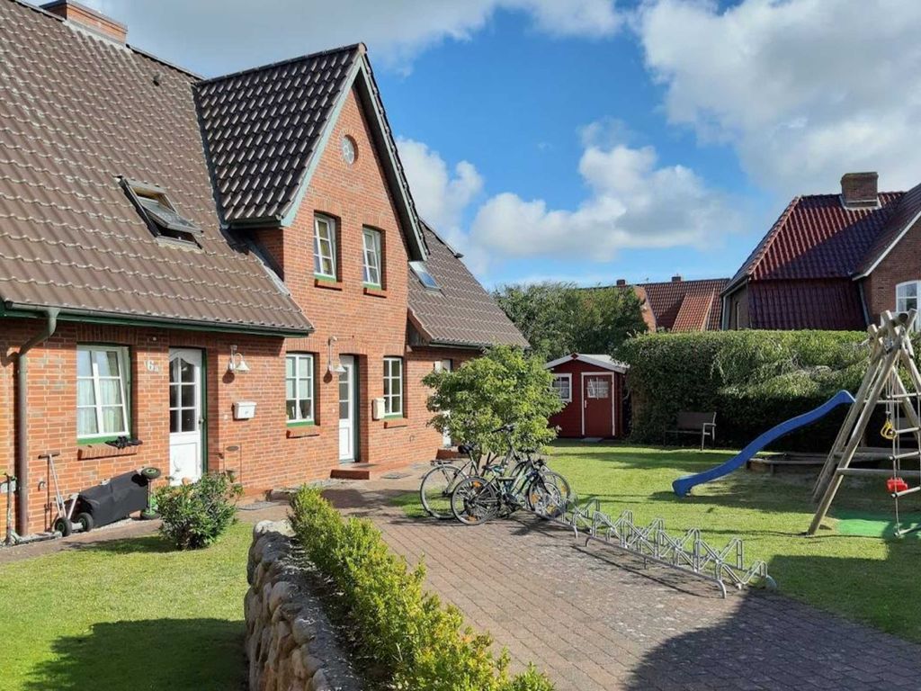 Gepflegtes inseltypisches Friesenhaus mit großem Garten am Südstrand. Vorzüge: Nähe zum Strand, ruhig gelegen, und durch ein Gartentor getrennt von der Straße. Vor unserem Haus (Mittelteil) ist ein privater Kinderspielplatz angelegt. Abstellständer für Fahrräder vorhanden.