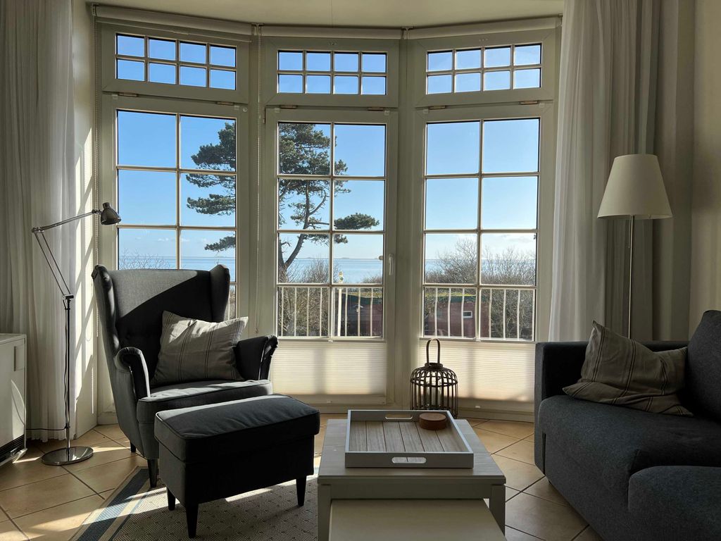 Wohnzimmer mit Zugang zum Balkon und Meerblick aus WG 8.