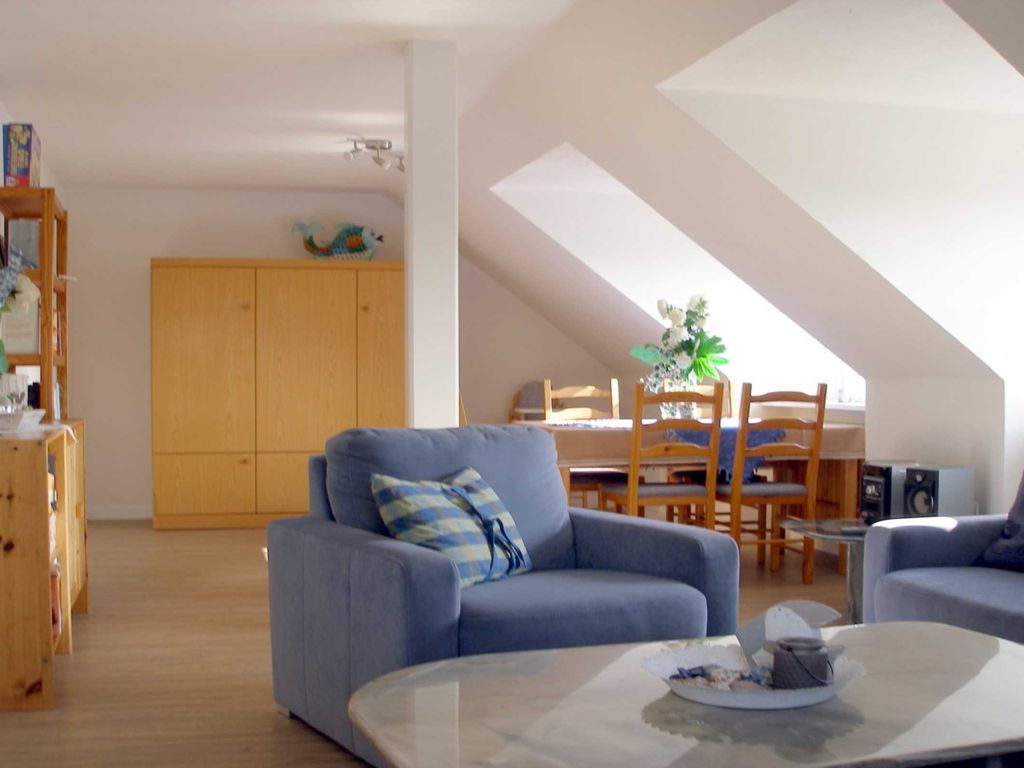 Unsere gemütliche Essecke bietet Platz zum Schlemmen oder Plaudern mit Blick auf die Wyker Altstadt.