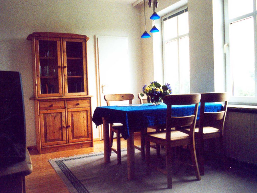 Zentraler Bereich der Wohnung ist das Wohn-/ Esszimmer mit stilvollen skandinavischen Möbeln und einer Korbsitzgruppe.