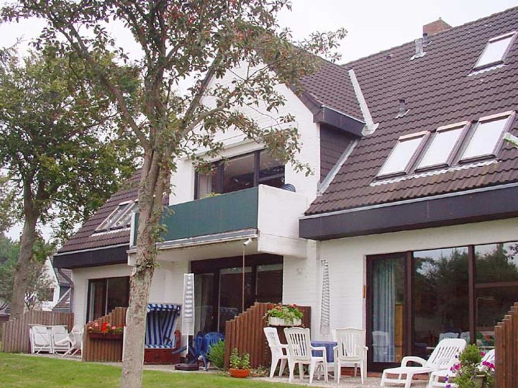 Das Haus liegt auf parkartigem Grundstück. Die Wohnung befindet sich im 1. OG Mitte (mit Balkon) und ist eine Nichtraucher-Wohnung.