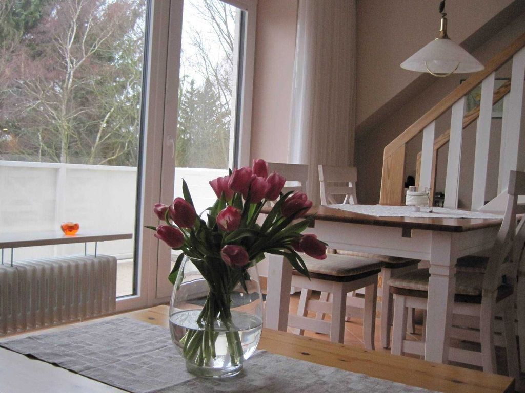 Blick aus der Sitzecke auf den Essbereich und Balkon