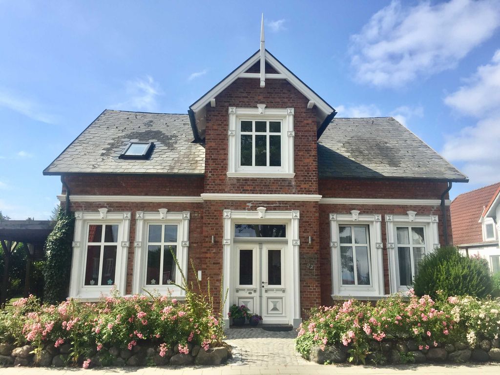 Kapitänshaus mit Rosenwall
