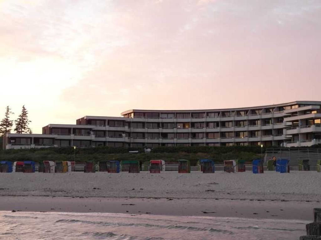 Die Anlage liegt in bester Lage, direkt am schönen Südstrand in Wyk.
