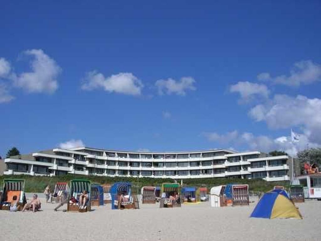Tolle Lage - direkt am Südstrand - mit herrlichem Meerblick.###br###Die Wohnung liegt im Hochparterre, im mittleren Teil der Anlage Bi de Wyk.