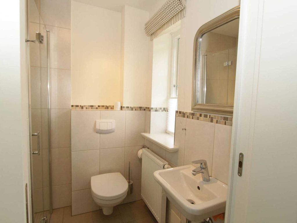 das modern gestaltete Duschbad im EG