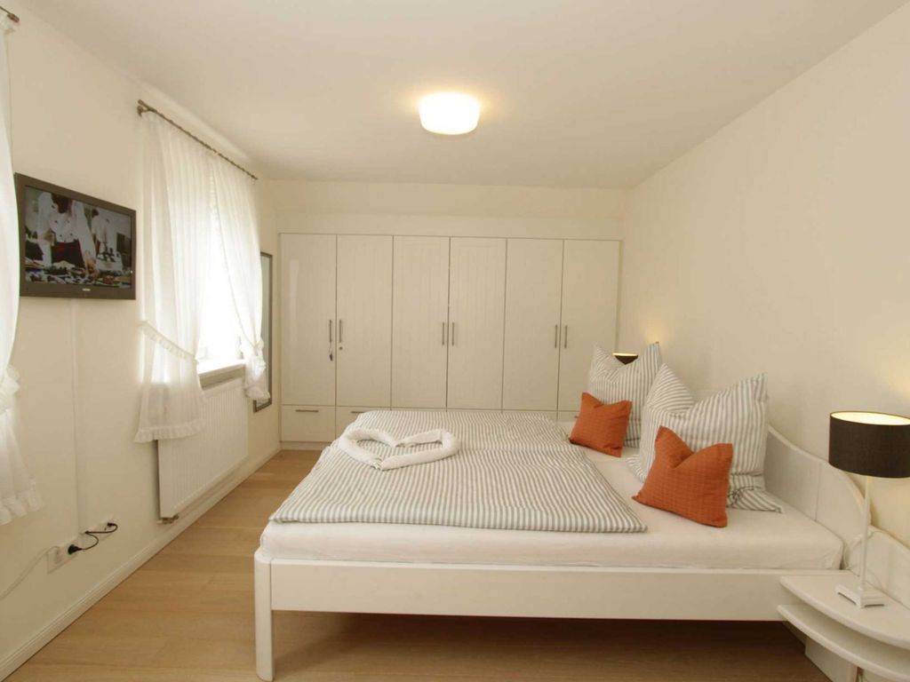 in diesem großzügigen, sehr hell und freundlich eingerichteten Schlafzimmer im OG schlafen Sie nach einem schönen Urlaubstag gerne ein