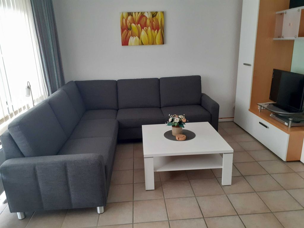 Wohnraum: Ecksofa, Schrankwand mit kleinem Kleiderschrank, Flachbild SAT TV
